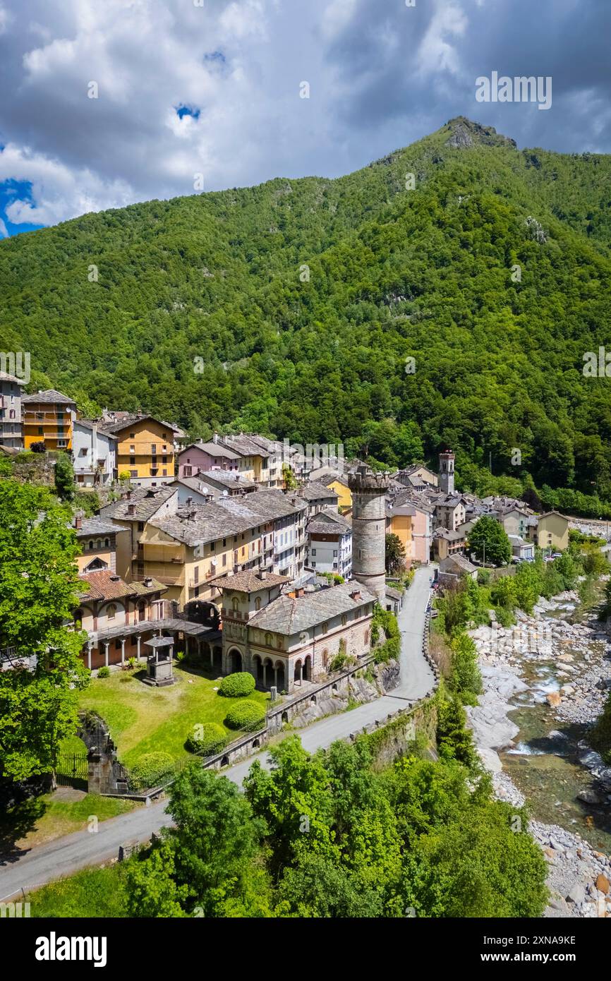 Veduta aerea del castello di Rosazza e del borgo antico. Rosazza, valle del Cervo, provincia di biella, Piemonte, Italia. Foto Stock