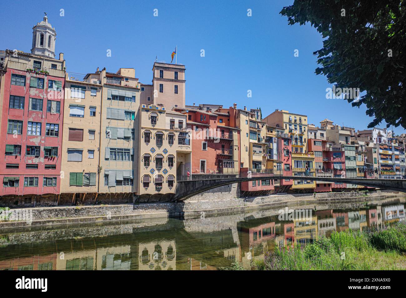 Girona, Spagna - 23 luglio 2024: Case colorate sul fiume Onyar, Girona, Catalogna Foto Stock