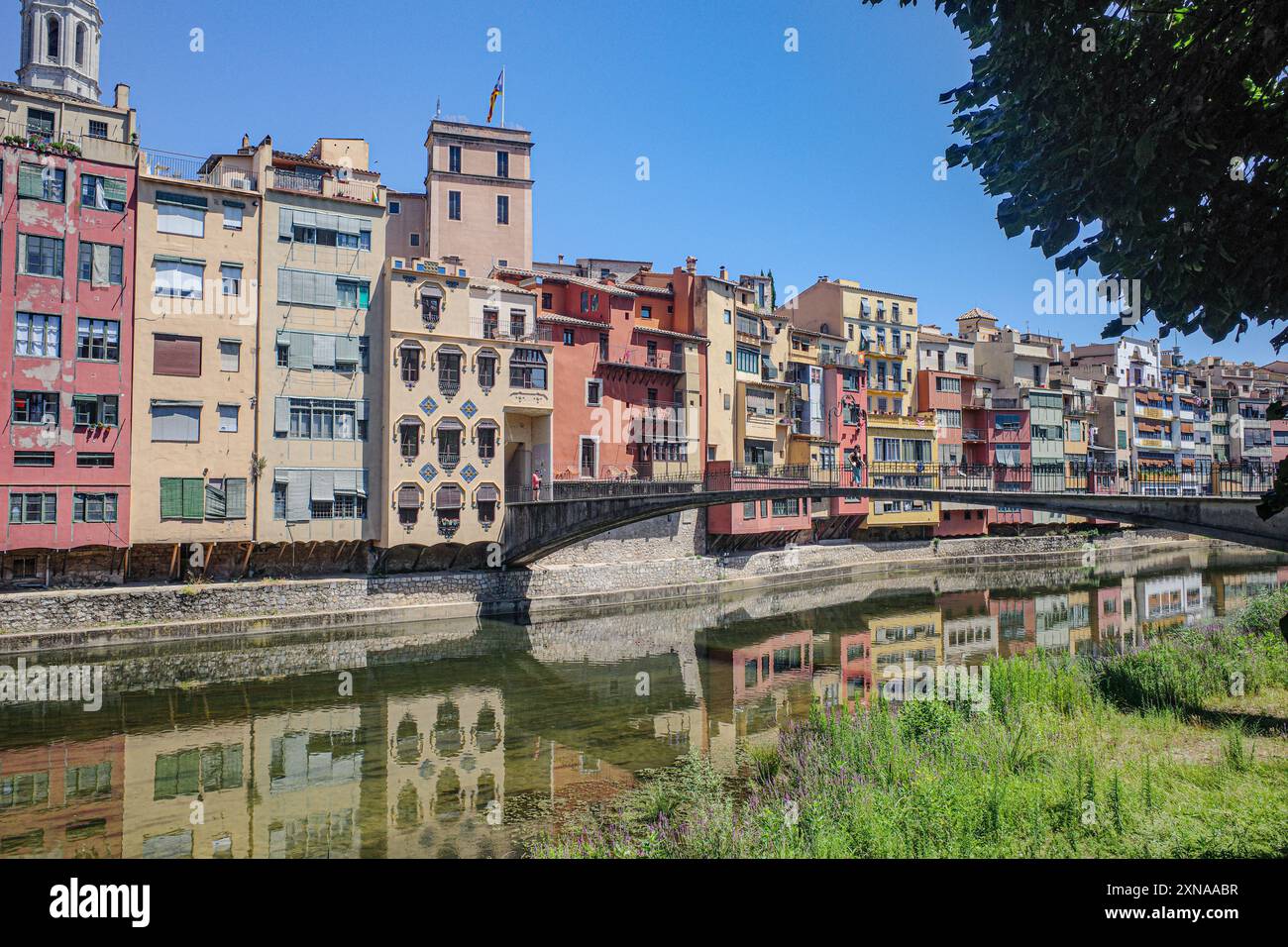 Girona, Spagna - 23 luglio 2024: Case colorate sul fiume Onyar, Girona, Catalogna Foto Stock