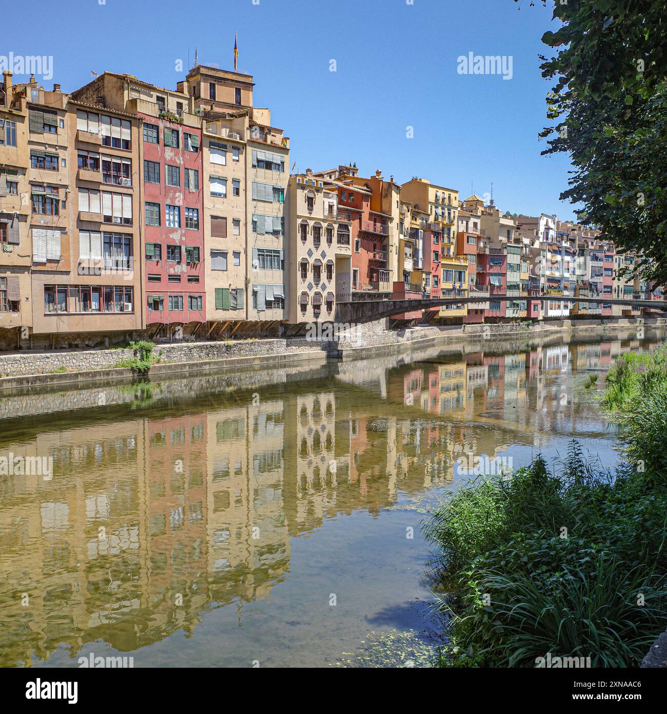 Girona, Spagna - 23 luglio 2024: Case colorate sul fiume Onyar, Girona, Catalogna Foto Stock