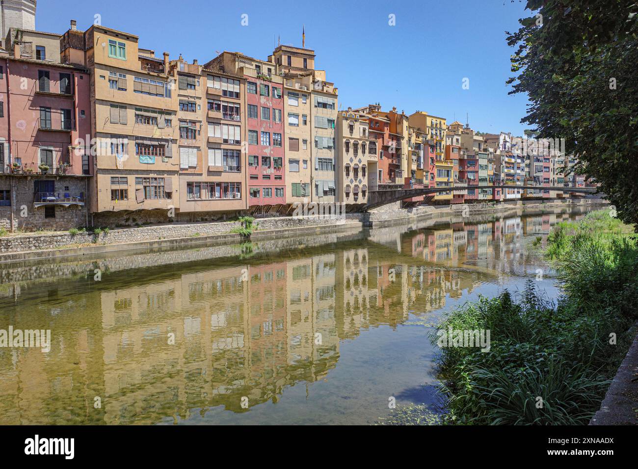 Girona, Spagna - 23 luglio 2024: Case colorate sul fiume Onyar, Girona, Catalogna Foto Stock