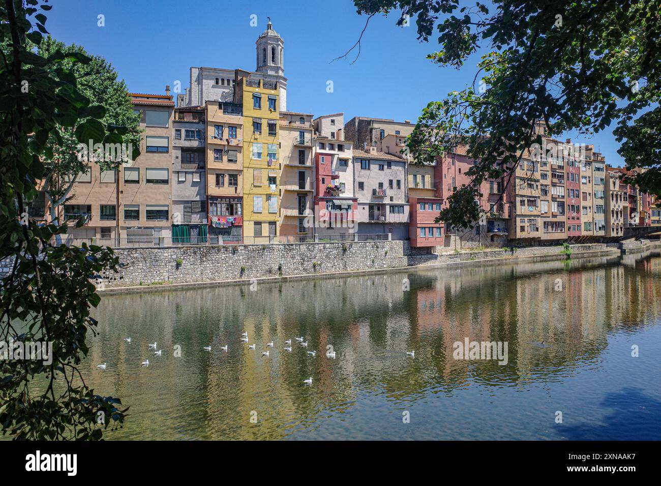 Girona, Spagna - 23 luglio 2024: Case colorate sul fiume Onyar, Girona, Catalogna Foto Stock