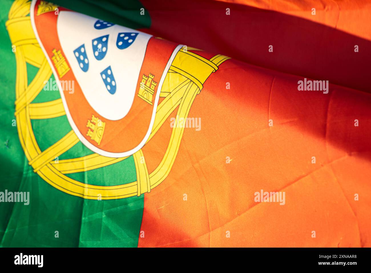 Fotografia ravvicinata della bandiera nazionale della Repubblica portoghese Foto Stock