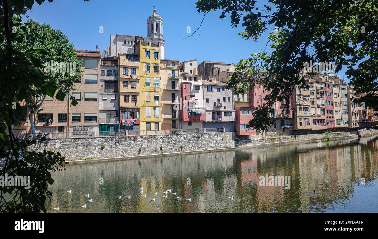 Girona, Spagna - 23 luglio 2024: Case colorate sul fiume Onyar, Girona, Catalogna Foto Stock