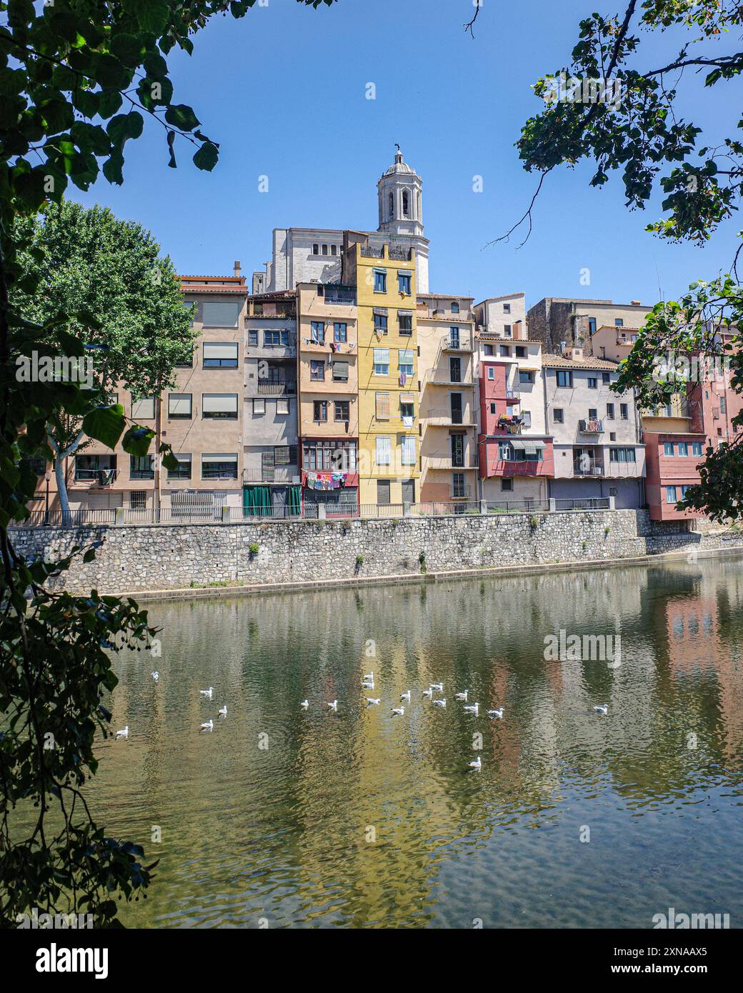 Girona, Spagna - 23 luglio 2024: Case colorate sul fiume Onyar, Girona, Catalogna Foto Stock