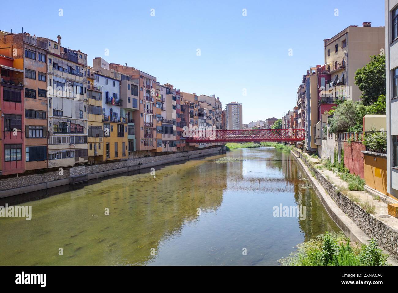 Girona, Spagna - 23 luglio 2024: Case colorate sul fiume Onyar, Girona, Catalogna Foto Stock