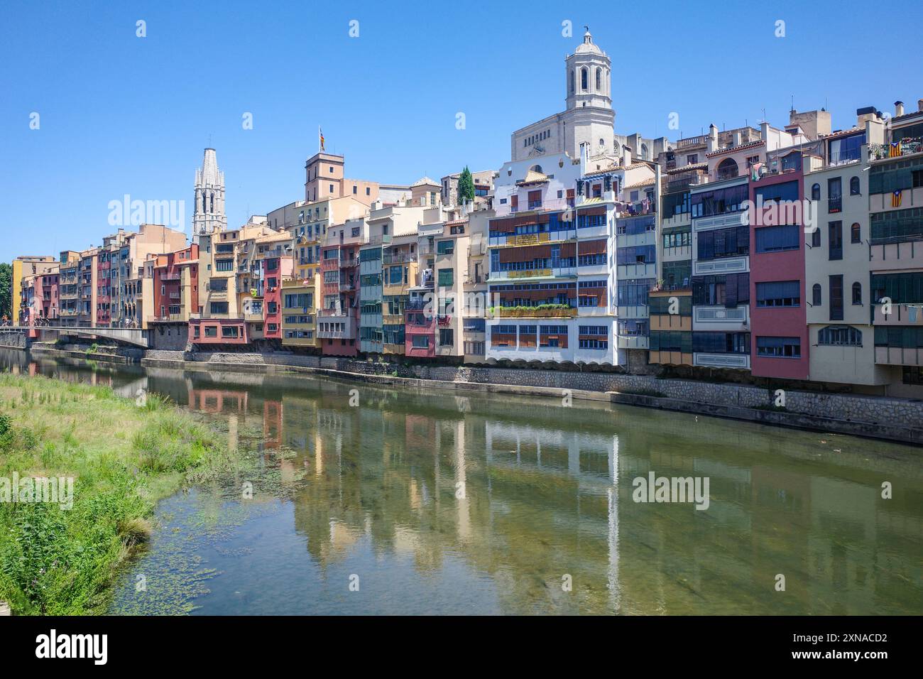 Girona, Spagna - 23 luglio 2024: Case colorate sul fiume Onyar, Girona, Catalogna Foto Stock