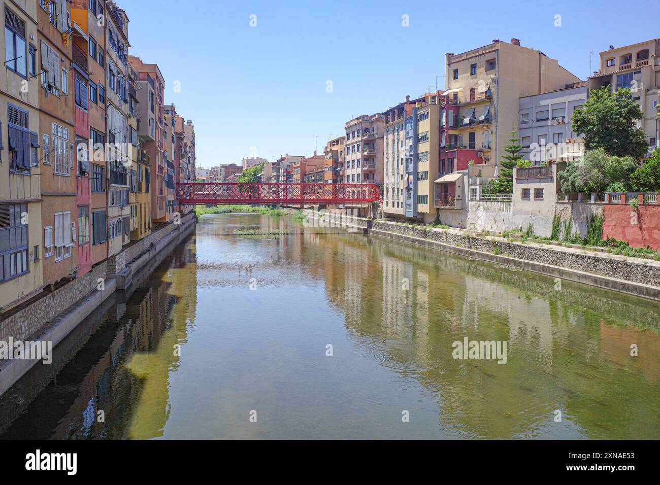 Girona, Spagna - 23 luglio 2024: Case colorate sul fiume Onyar, Girona, Catalogna Foto Stock