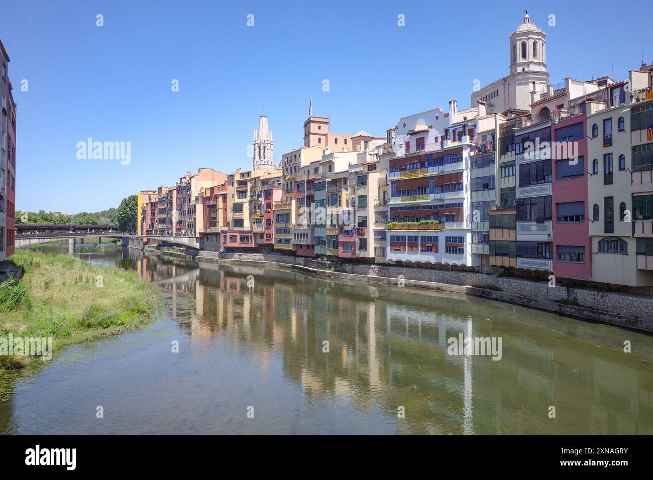 Girona, Spagna - 23 luglio 2024: Case colorate sul fiume Onyar, Girona, Catalogna Foto Stock