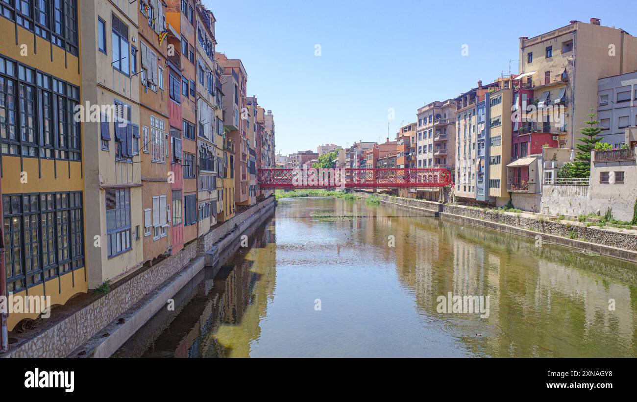 Girona, Spagna - 23 luglio 2024: Case colorate sul fiume Onyar, Girona, Catalogna Foto Stock