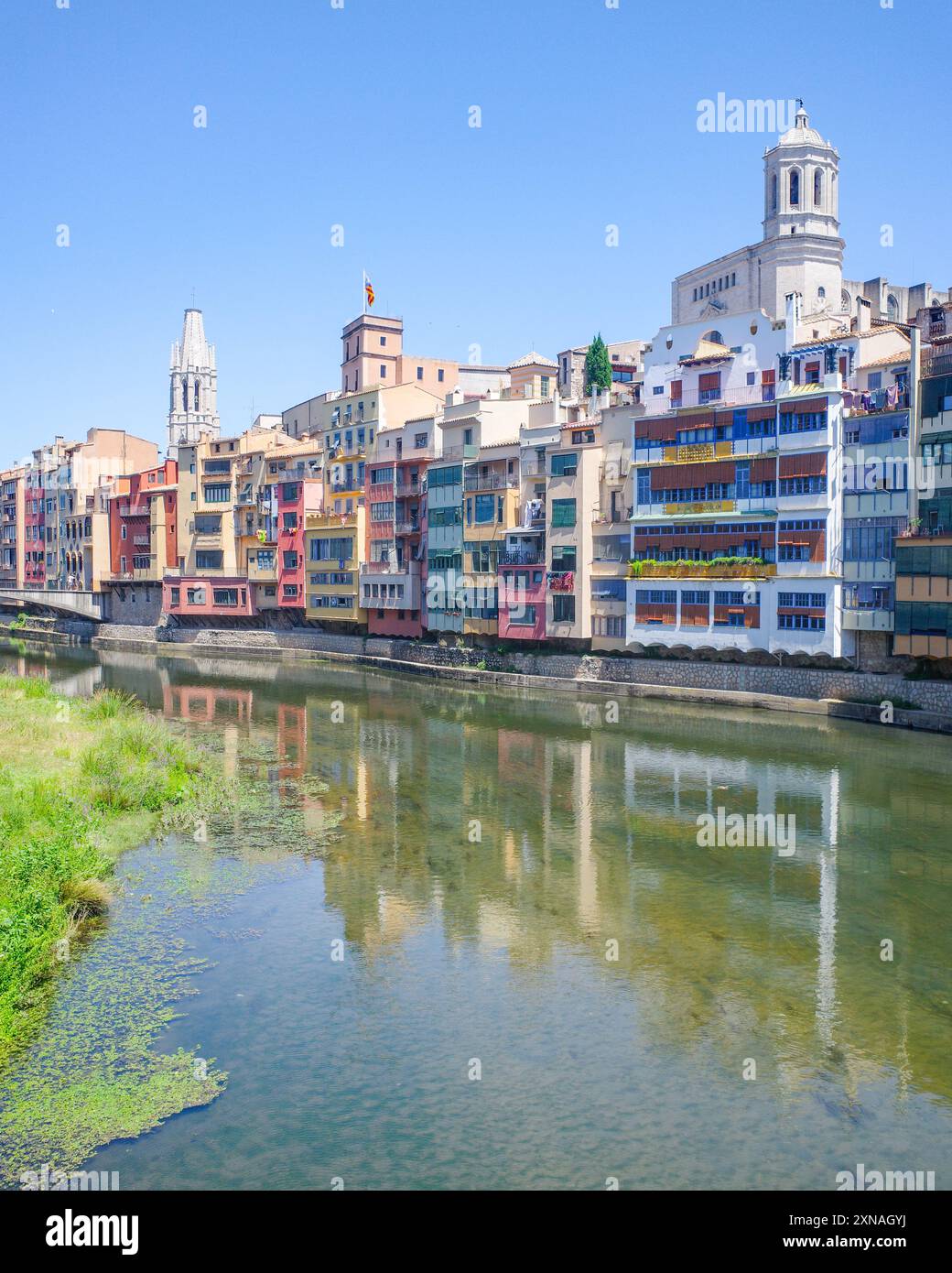 Girona, Spagna - 23 luglio 2024: Case colorate sul fiume Onyar, Girona, Catalogna Foto Stock