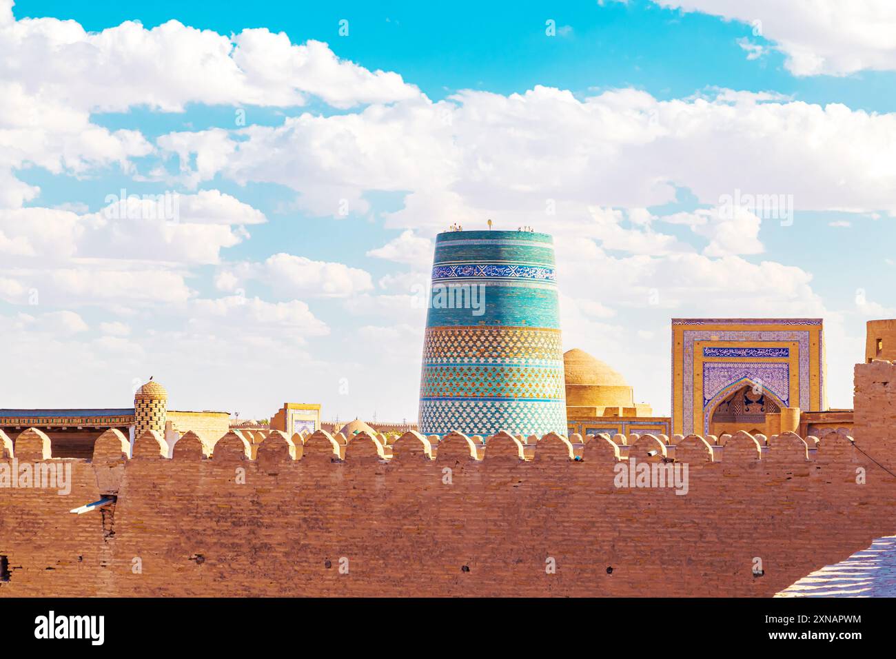 Vista di Ichan-Kala, la città interna di Khiva, dalle mura dell'antica fortezza. Khiva, Uzbekistan - 16 luglio 2024. Foto Stock