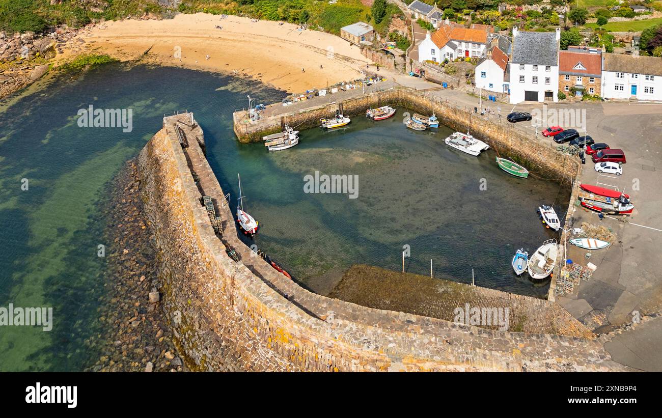 Crail Fife Scotland le mura del porto case e spiaggia in estate Foto Stock
