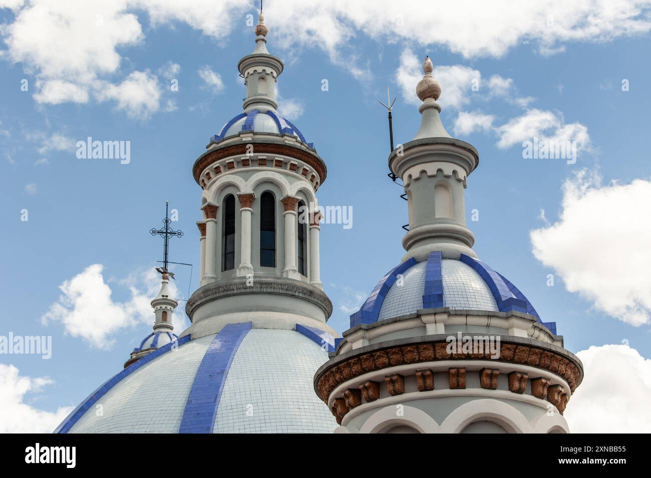 Primo piano delle cupole blu della Cattedrale dell'Immacolata Concezione a Cuenca, Ecuador. L'immagine evidenzia i dettagli architettonici complessi Foto Stock