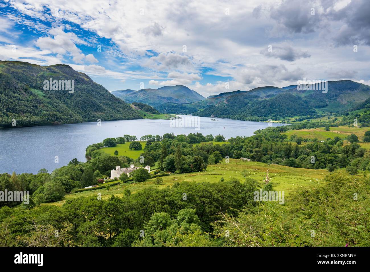 Lago Ullswater nel Lake District visto da Yew Crag guardando verso Glenridding e Sheffield Pike con Lyulphs Towers sulla sinistra. Foto Stock