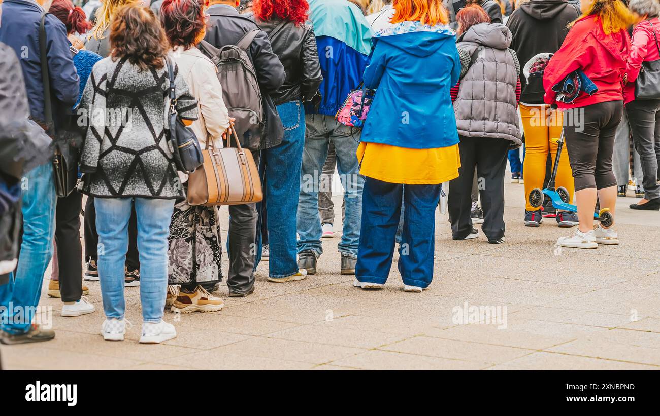 Persone in fila durante un evento all'aperto Foto Stock