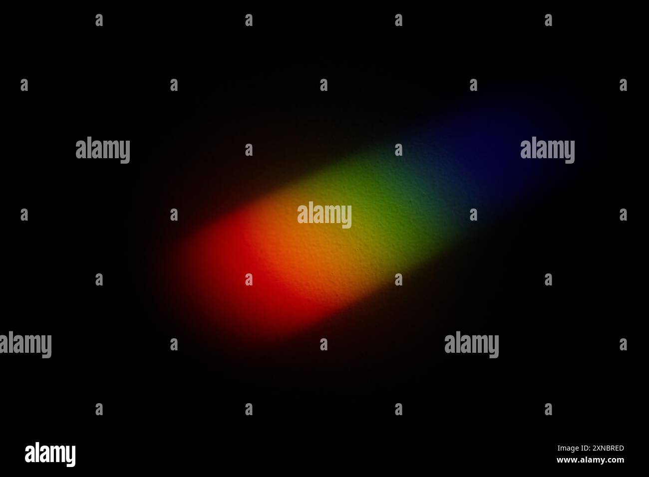 I colori dell'arcobaleno a prisma rifrangono sul soffitto nella casa dei fotografi. rosso, arancione, giallo, verde, blu, indaco e viola. Luglio 2024 un prisma ottico è Foto Stock