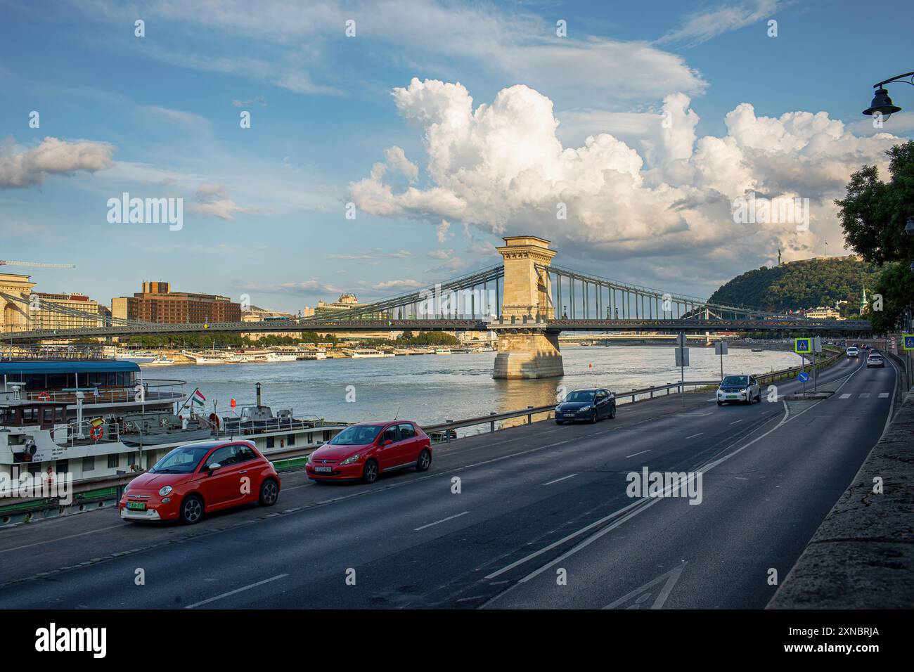 Budapest, Ungheria - maggio 23,2024: Veduta della lanchidea di Szechenyi e del Danubio dal lato di Buda. Foto di alta qualità Foto Stock
