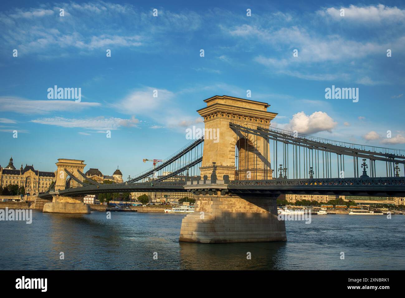 Budapest, Ungheria - maggio 23,2024: Veduta della lanchidea di Szechenyi e del Danubio dal lato di Buda. Foto di alta qualità Foto Stock