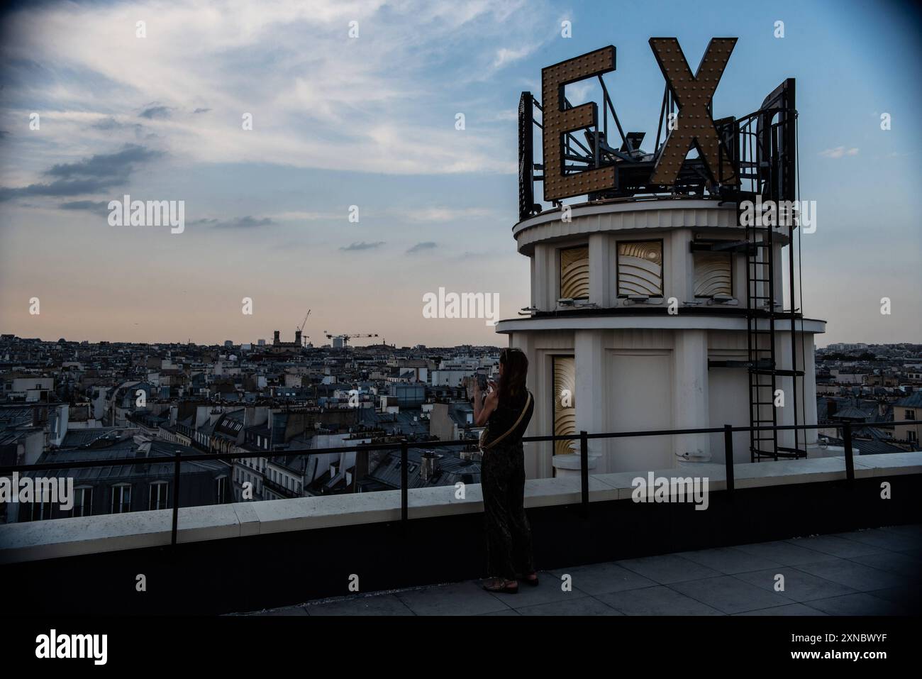 FRANCIA-CINEMA-PAESAGGIO-PARIGI Vista di PARIGI dalla terrazza del Grand Rex, il cinema più grande e prestigioso di Parigi. Parigi, 30 luglio 2024. PARIS ILE-DE-FRANCE FRANCIA COPYRIGHT: XANDREAXSAVORANIXNERIX FRANCE-CINEMA-LANDSCAPE-PARIS-AS ASAVORANINERI-9 Foto Stock