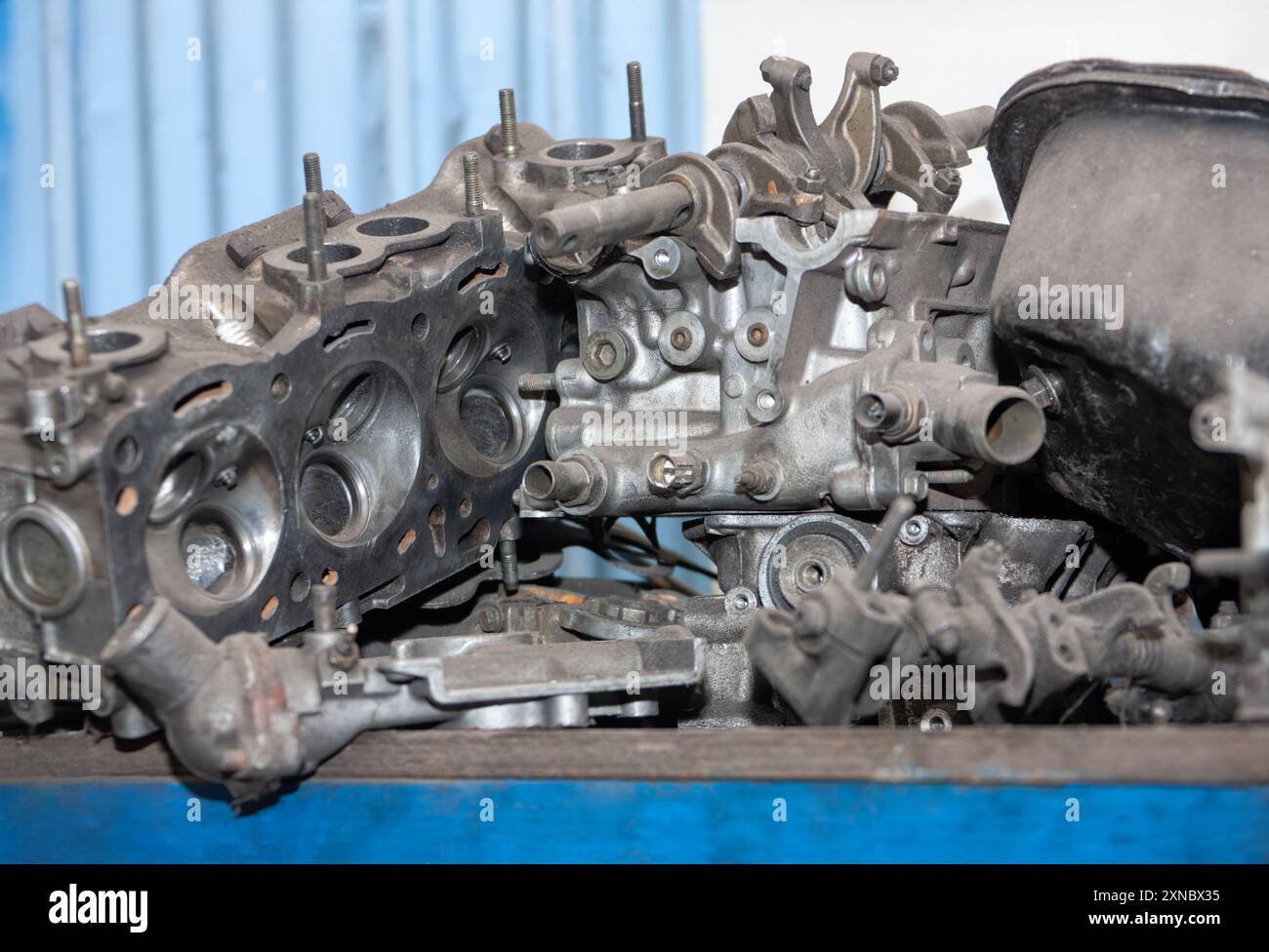 i ricambi meccanici per auto sono usati di seconda mano in un'officina, piccola impresa Foto Stock
