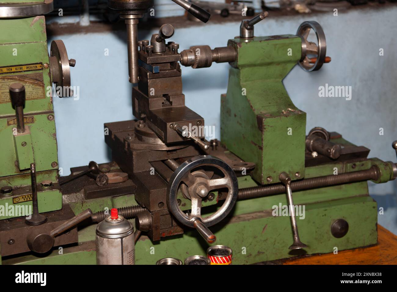 Vecchia macchina da tornio in un'officina, startup di piccole imprese in Africa Foto Stock