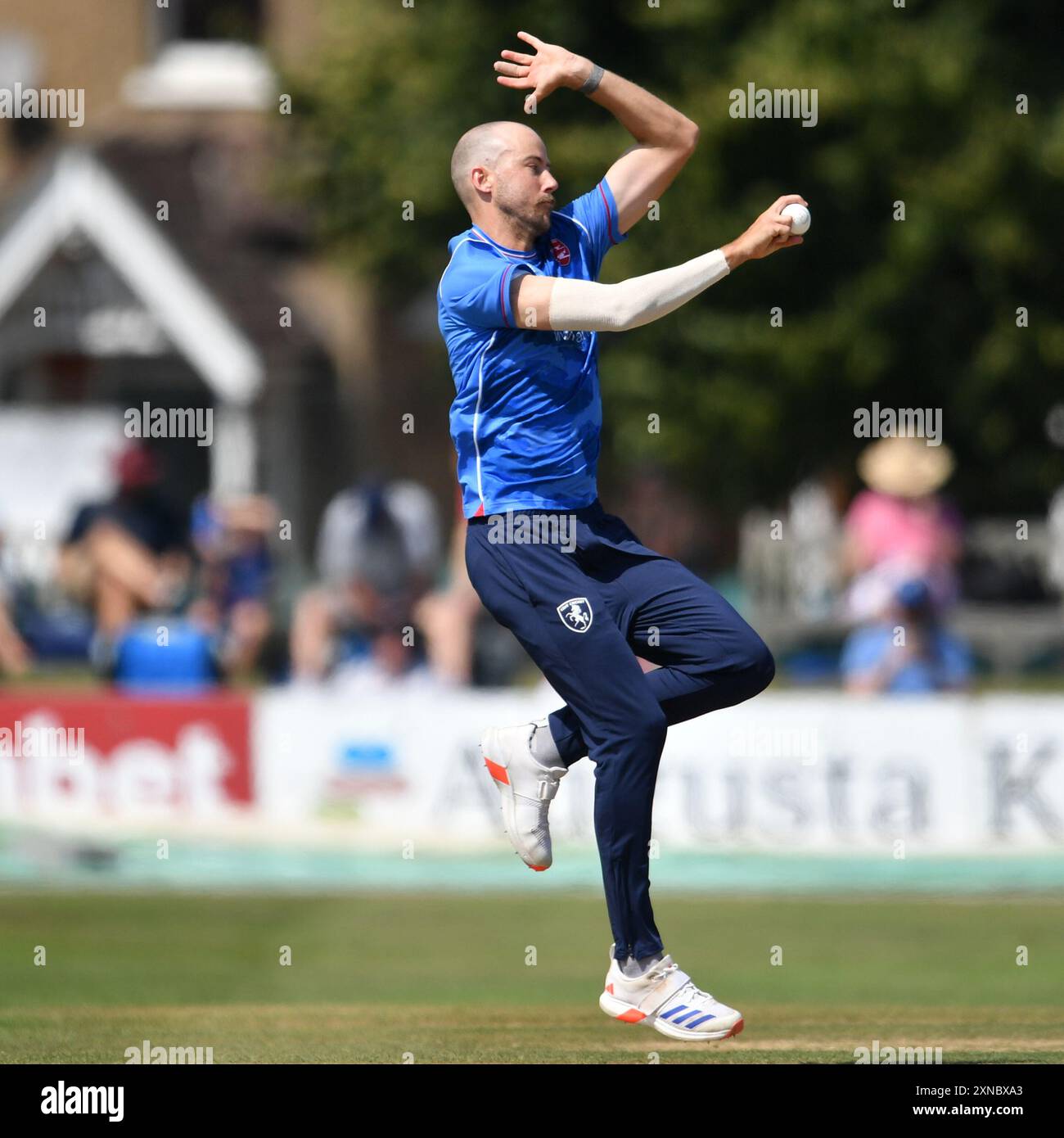 Beckenham, Inghilterra. 31 luglio 2024. Charlie Stobo gioca a bowling durante la partita della Metro Bank One Day Cup tra Kent Spitfires e Hampshire Hawks al County Ground, Beckenham. Kyle Andrews/Alamy Live News. Foto Stock