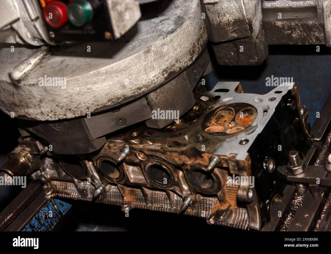 fresatura di un veicolo con testata piana in un'officina, startup di piccole imprese in Africa Foto Stock