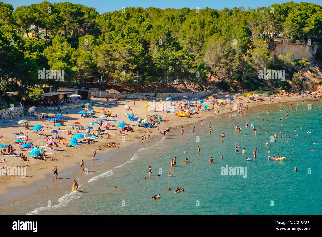La Ampolla, Spagna - 23 luglio 2024: Vacanzieri alla spiaggia di Cap Roig a la Ampolla, Spagna, nella famosa costa della Costa Daurada Foto Stock
