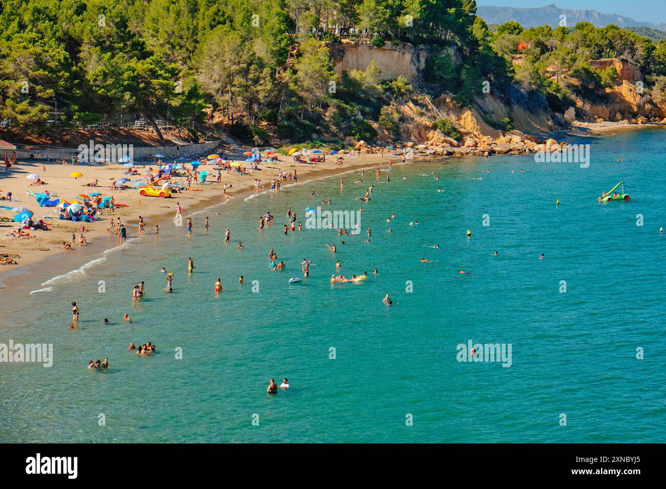 La Ampolla, Spagna - 23 luglio 2024: Turisti che godono del bel tempo alla spiaggia di Cap Roig a la Ampolla, Spagna, nella famosa Costa Daurada Coas Foto Stock