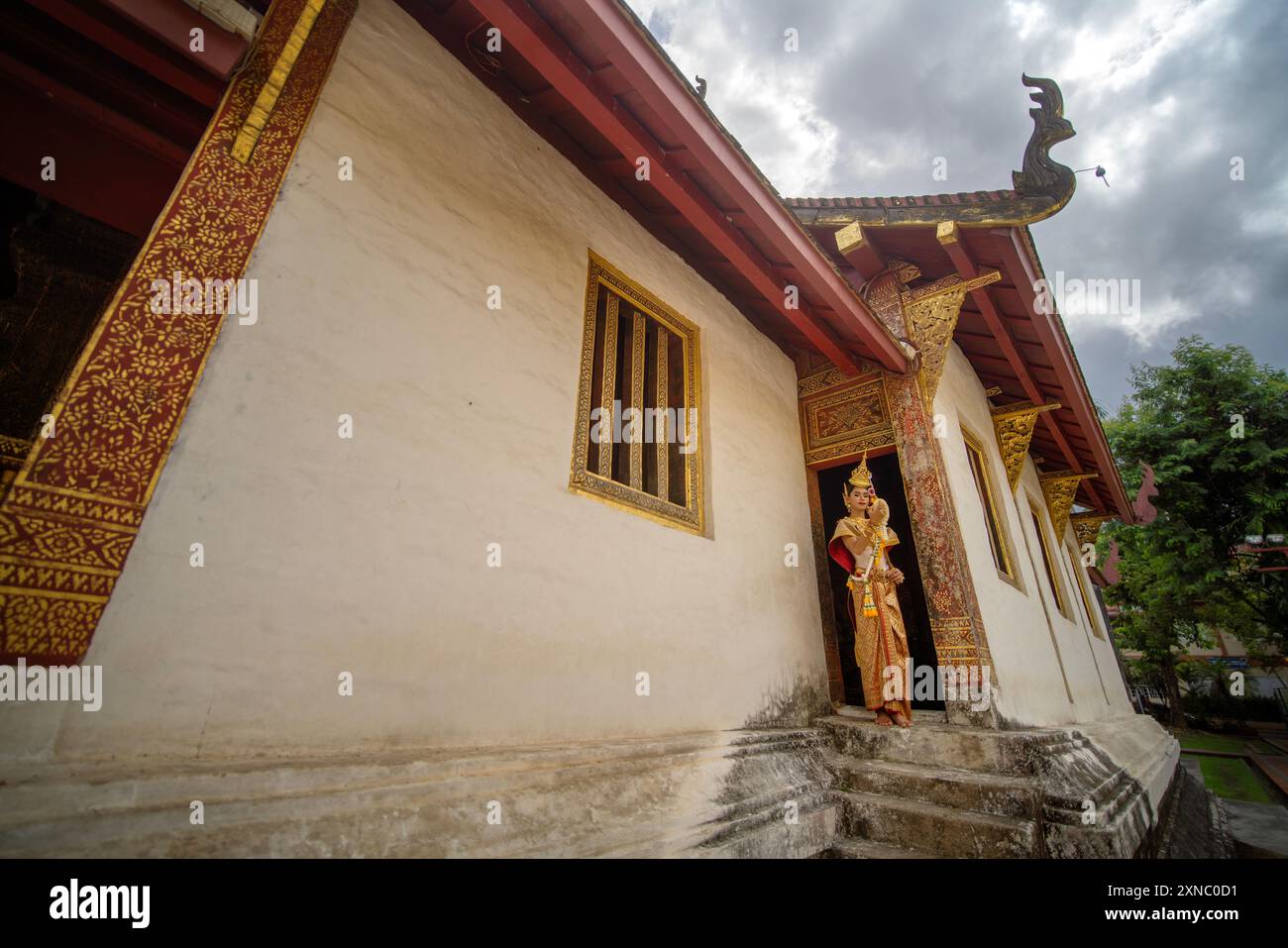 Un giovane thailandese vestito con una bella pantomima. Khon è un'arte tradizionale di danza drammatica della classica thailandese mascherata. Foto Stock