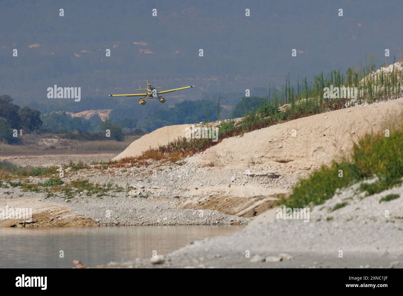 Beniarrs, Spagna, 07-31-2024; avvicinamento in idrovolante alle acque del bacino idrico di Beniarres a sostegno aereo degli incendi boschivi di Penaguila e Benasau Foto Stock
