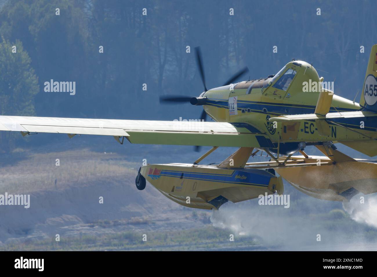 Beniarrs, Spagna, 07-31-2024; idrovolante subito dopo aver raccolto l'acqua dal bacino di Beniarrs, in supporto aereo agli incendi boschivi di Penaguila e Ben Foto Stock