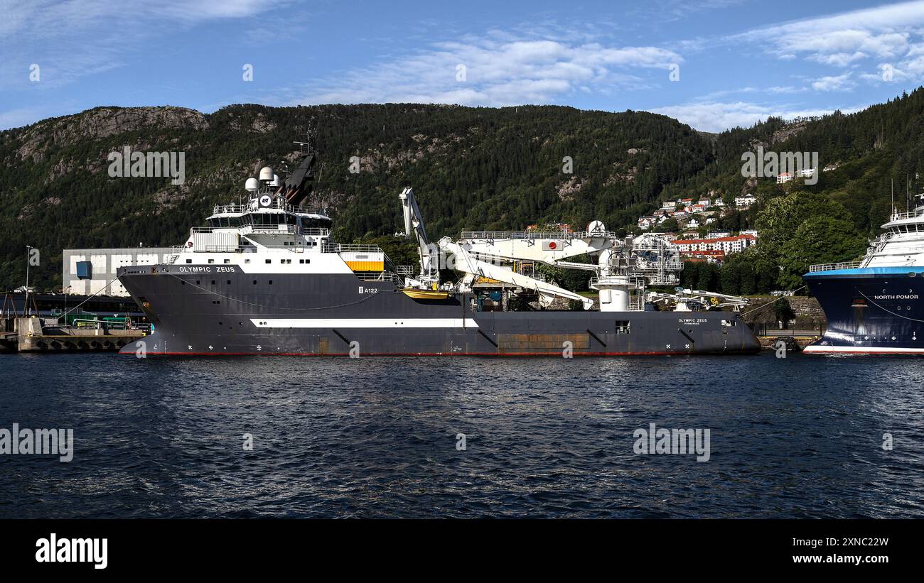 Nave per la movimentazione e la costruzione di ancoraggi AHTS offshore Olympic Zeus all'ormeggio, nel porto di Bergen, Norvegia. Foto Stock