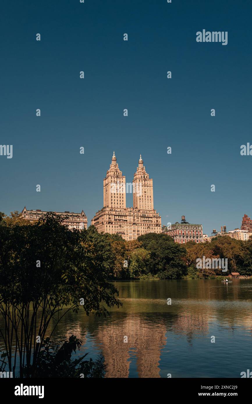 Vista di edifici moderni alti, alberi e lago nel Central Park di New York City, Manhattan in un giorno d'estate Foto Stock