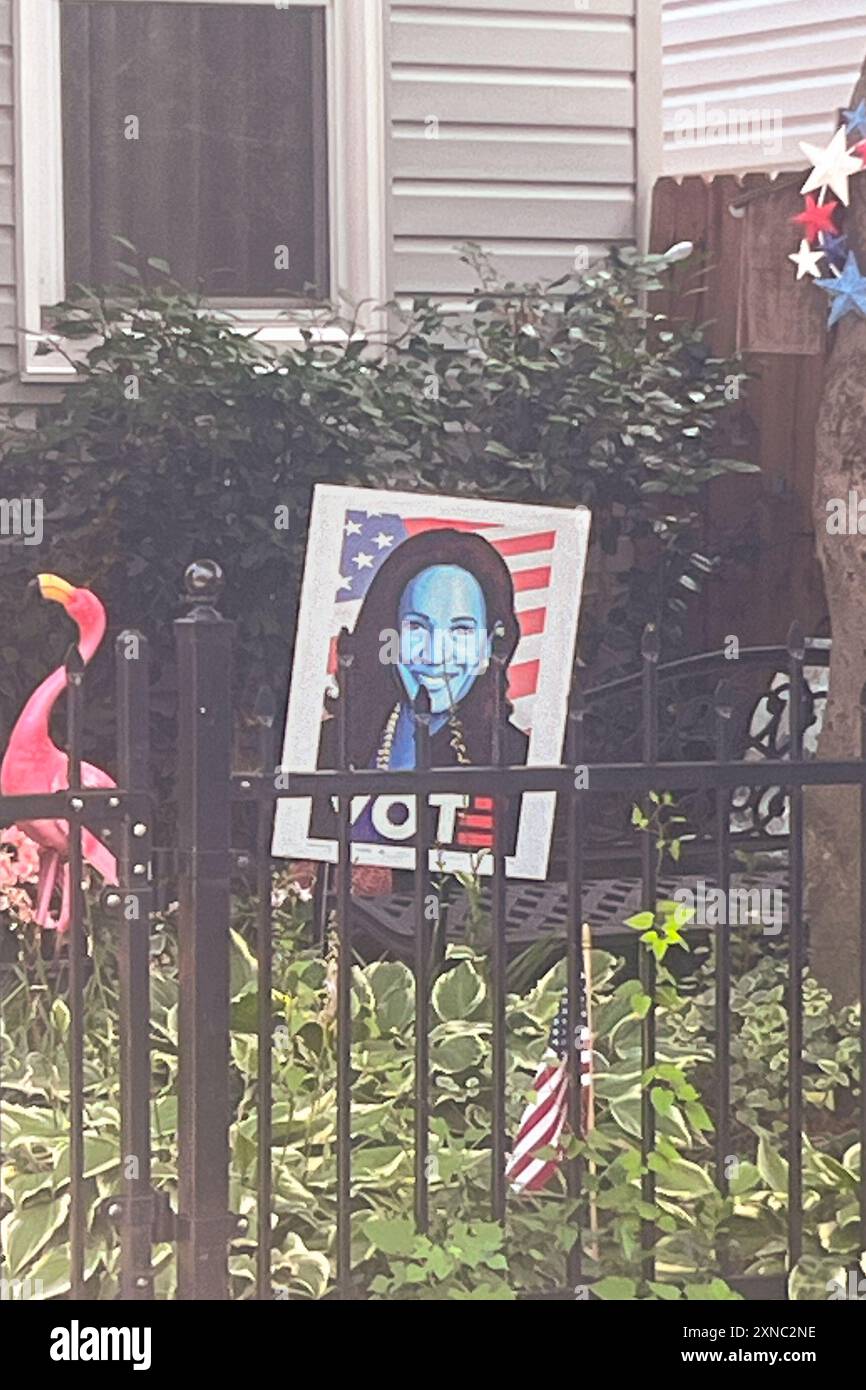 Baltimora, Stati Uniti. 9 luglio 2024. Il vicepresidente Kamala Harris firma il prato politico in un cortile in vista delle elezioni presidenziali del 2024 a Baltimora, Maryland, il 9 luglio 2024 il presidente Joe Biden (D) non cercherà la rielezione. Ha appoggiato il suo vicepresidente Kamala Harris per la nomina democratica per sconfiggere Donald Trump. (Foto Robyn Stevens Brody/Sipa USA) credito: SIPA USA/Alamy Live News Foto Stock