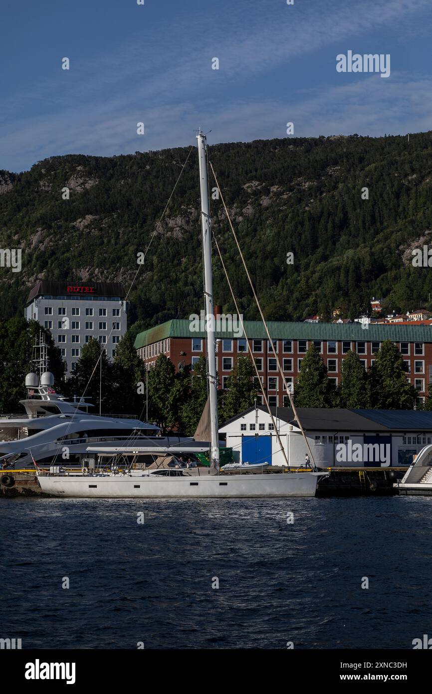 Barca a vela Champagne Hippy al molo Bradbenken nel porto di Bergen, Norvegia. Foto Stock