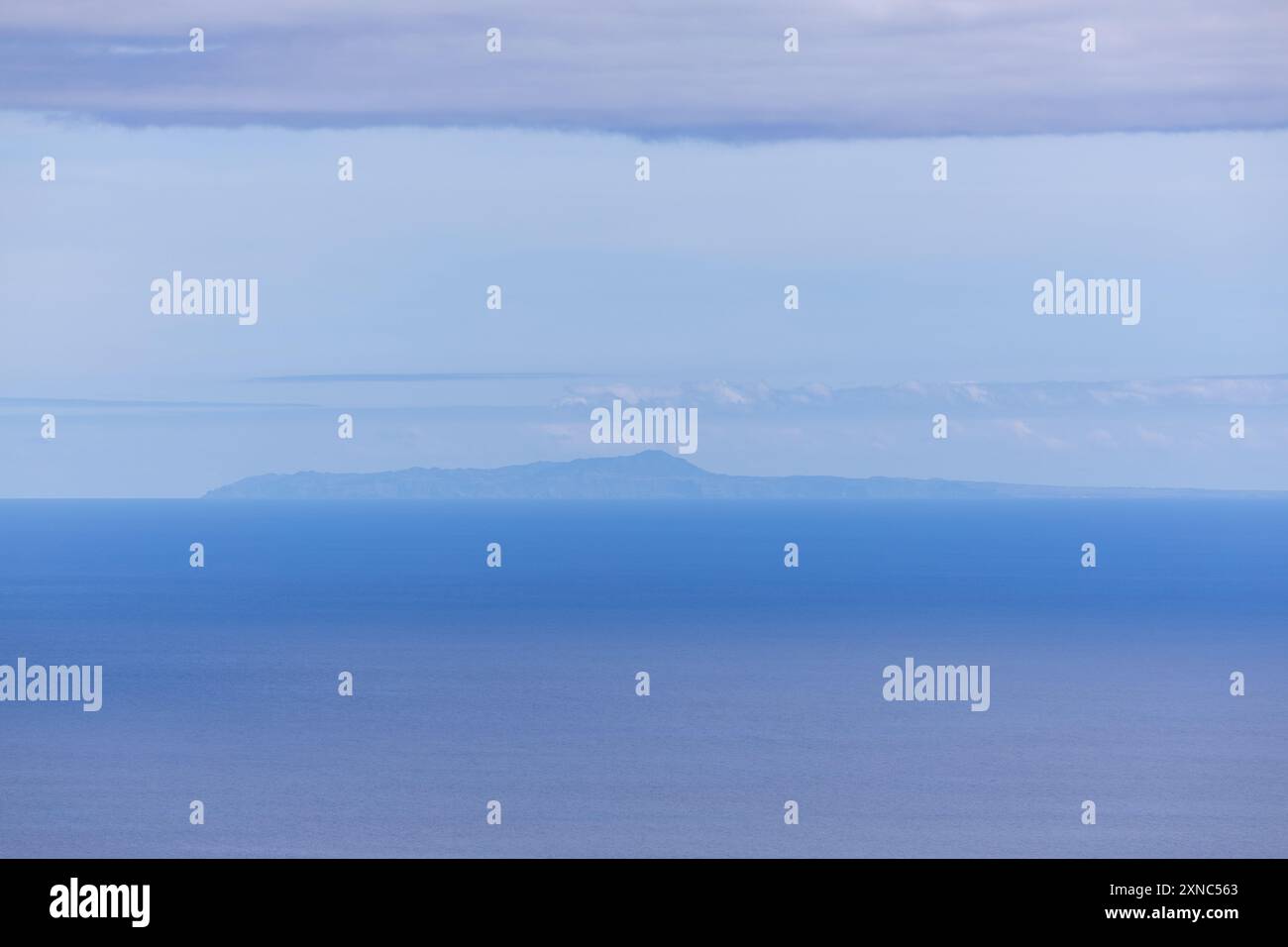 Vista della sagoma dell'isola di Santa Maria nel mezzo dell'Oceano Atlantico, vista dall'isola di São Miguel. Azzorre Foto Stock
