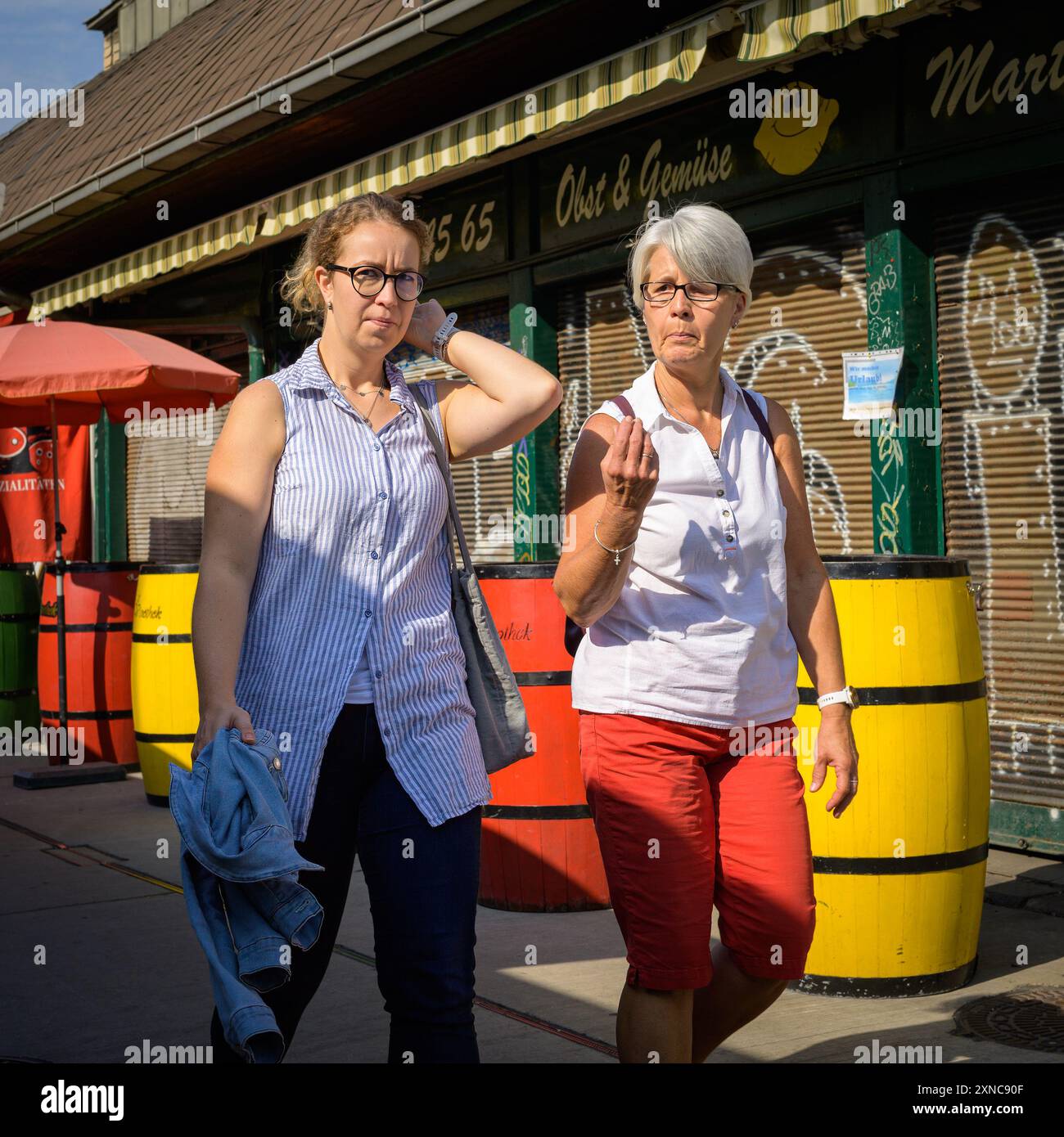 Vienna, Austria - 26 agosto 2022: Due donne che camminano attraverso un mercato di Vienna in una giornata di sole Foto Stock
