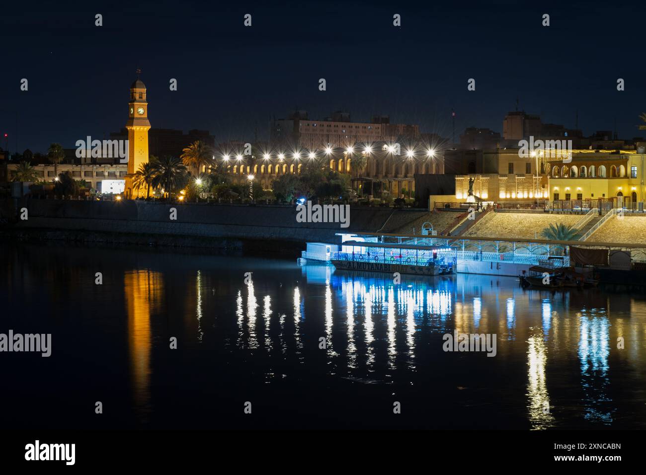 Skyline di Baghdad di notte con la Torre dell'Orologio di Qishla e parte di al-Mutanabbi Street - Estate 2022 Foto Stock