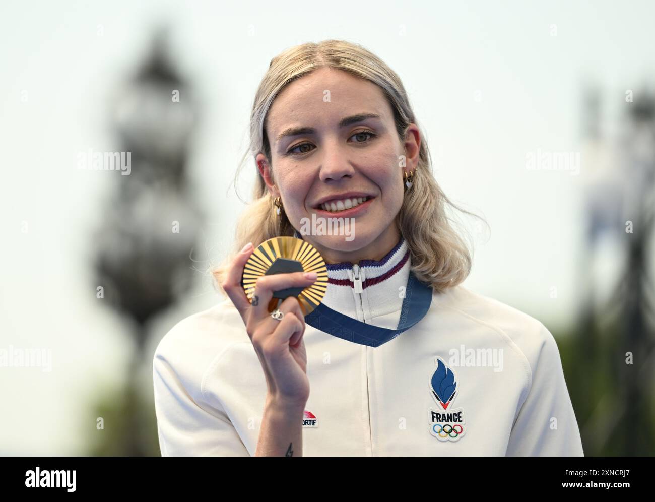 Parigi, Francia, 31 luglio 2024; Giochi Olimpici di Parigi, Parigi, Francia, 5° giorno; Triathalon individuale per donne e uomini al Pont Alexandre III, Cassandre Beaugrand (fra) dopo aver vinto la medaglia d'oro nel Triathalon femminile Credit: Action Plus Sports Images/Alamy Live News Foto Stock