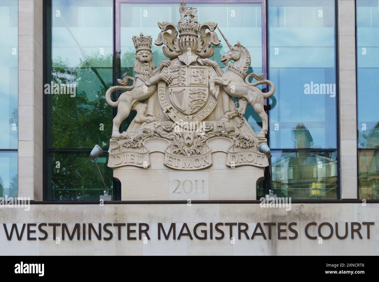 Lo stemma del Westminster Magistrates Court e la segnaletica sopra l'ingresso del tribunale. Londra, Regno Unito Foto Stock