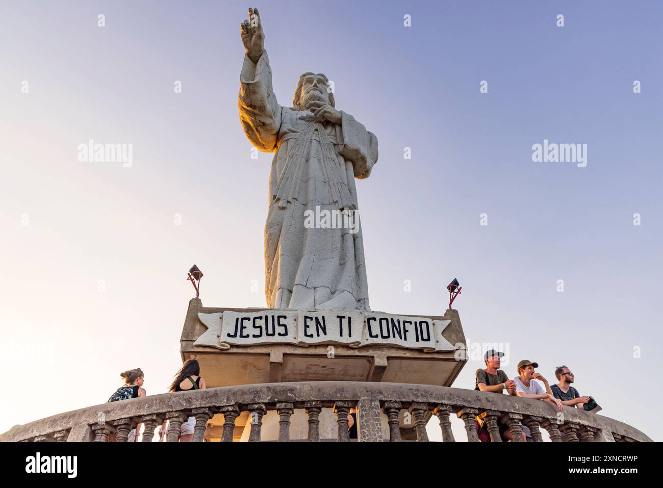 San Juan del Sur, Nicaragua - 23 marzo 2024: Imponente statua contemporanea del Cristo della Misericordia in piedi su una scogliera sopra la baia di San Juan del Sur. Foto Stock