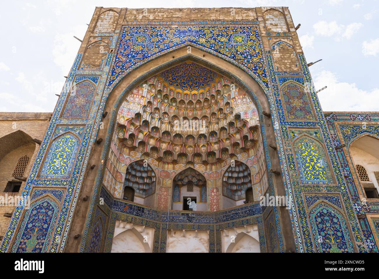 Il portale esterno della Madrasa Abdulaziz Khan, un'antica madrassah a Bukhara, Uzbekistan. Fu costruito nel 1652-1654. Il testo islamico a mosaico contiene p Foto Stock