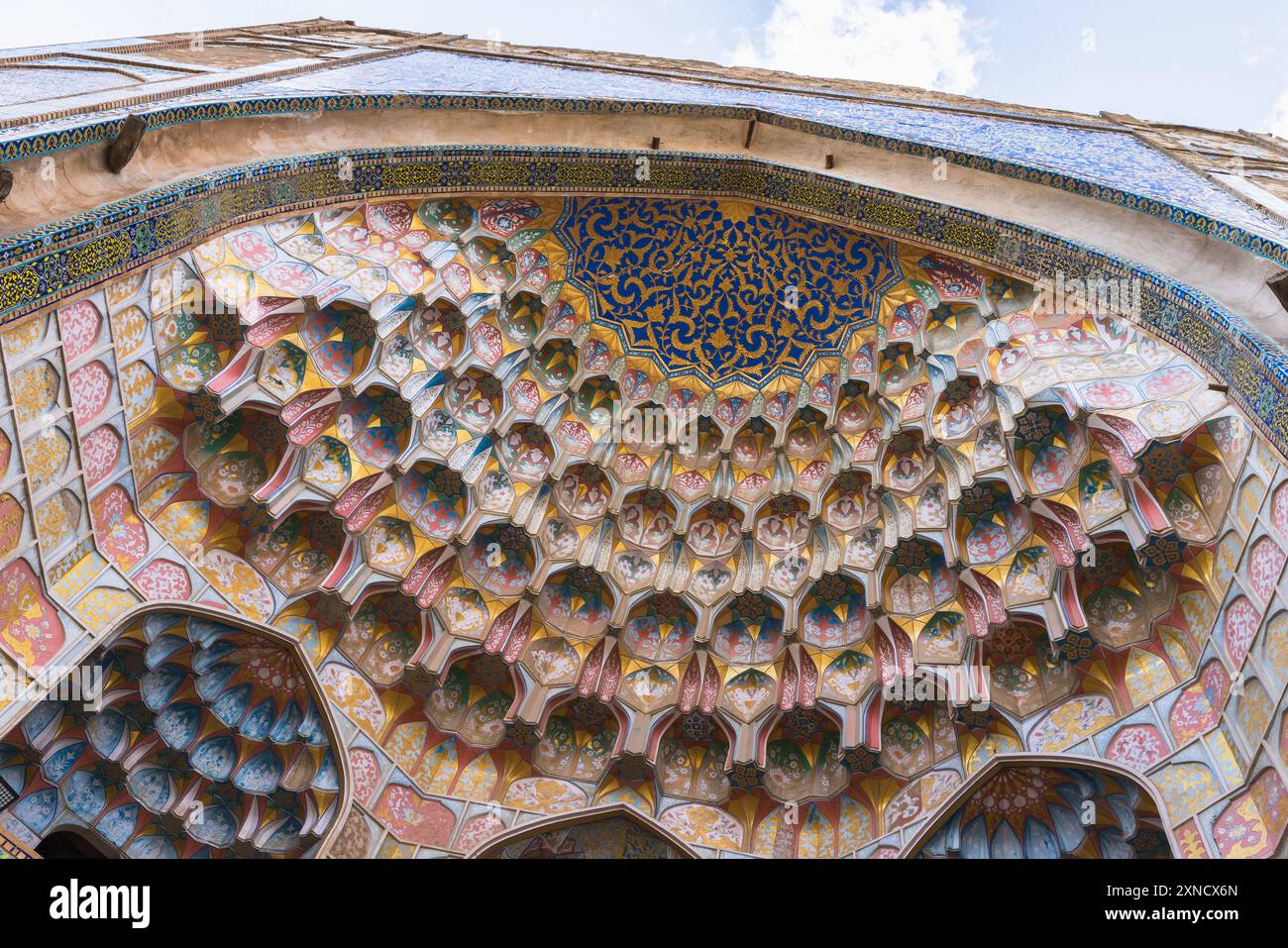 Dettagli decorativi del portale esterno della Madrasa Abdulaziz Khan, un'antica madrassah a Bukhara, Uzbekistan. Fu costruito nel 1652-1654 Foto Stock