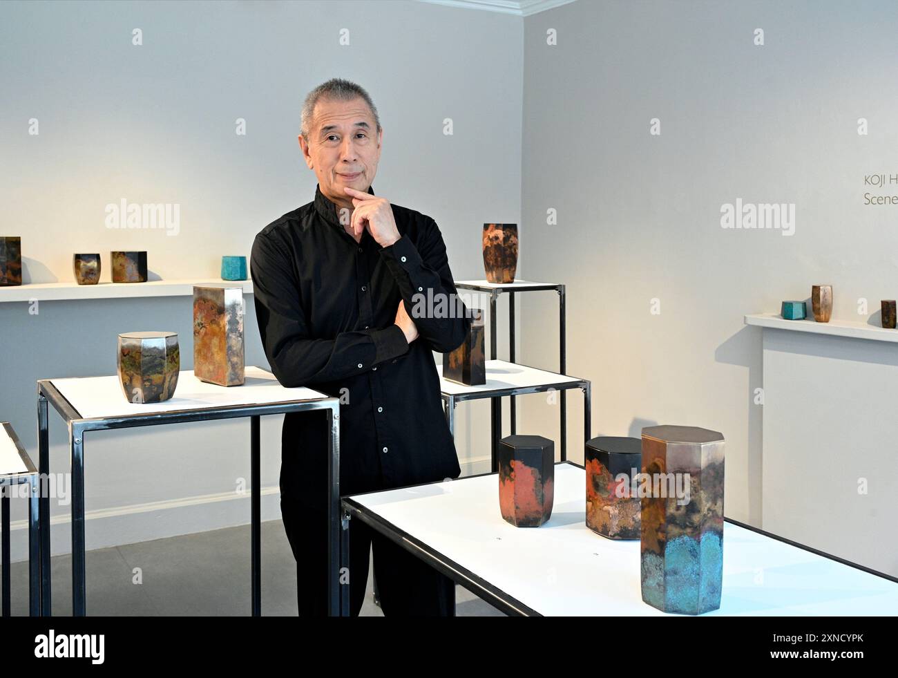 Edimburgo, Scozia, Regno Unito. 31 luglio 2024. L'artista giapponese Koji Hatakeyama con la sua arte. La mostra del festival Scottish Gallery, una mostra che mostra le opere dell'artista giapponese Koji Hatakeyama, le scatole di bronzo e i nuovi dipinti di Glasgow, formati dall'artista cornico Geoff Uglow. A partire da domani fino al 24 agosto Crediti: Craig Brown/Alamy Live News Foto Stock