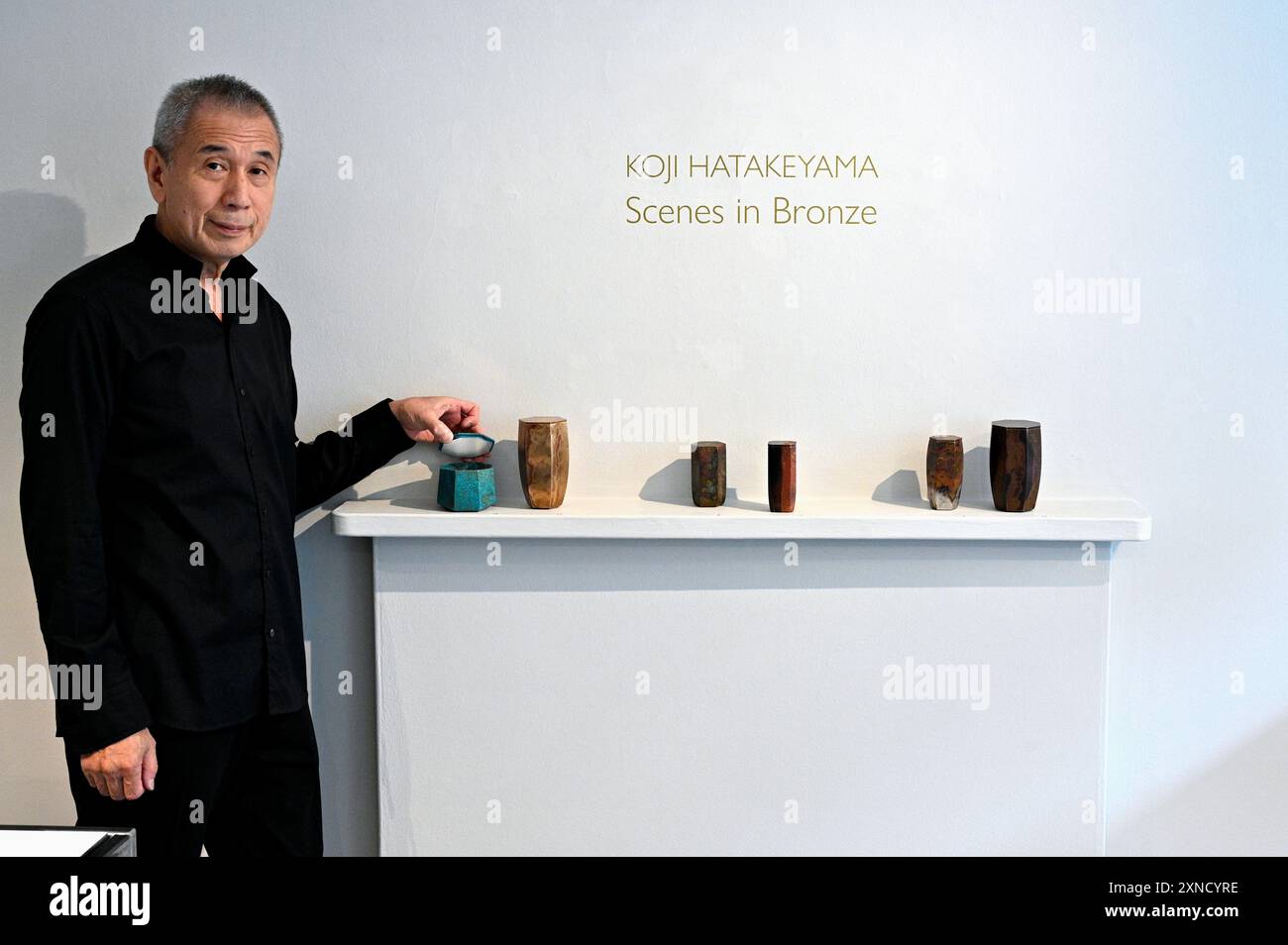 Edimburgo, Scozia, Regno Unito. 31 luglio 2024. L'artista giapponese Koji Hatakeyama con la sua arte. La mostra del festival Scottish Gallery, una mostra che mostra le opere dell'artista giapponese Koji Hatakeyama, le scatole di bronzo e i nuovi dipinti di Glasgow, formati dall'artista cornico Geoff Uglow. A partire da domani fino al 24 agosto Crediti: Craig Brown/Alamy Live News Foto Stock