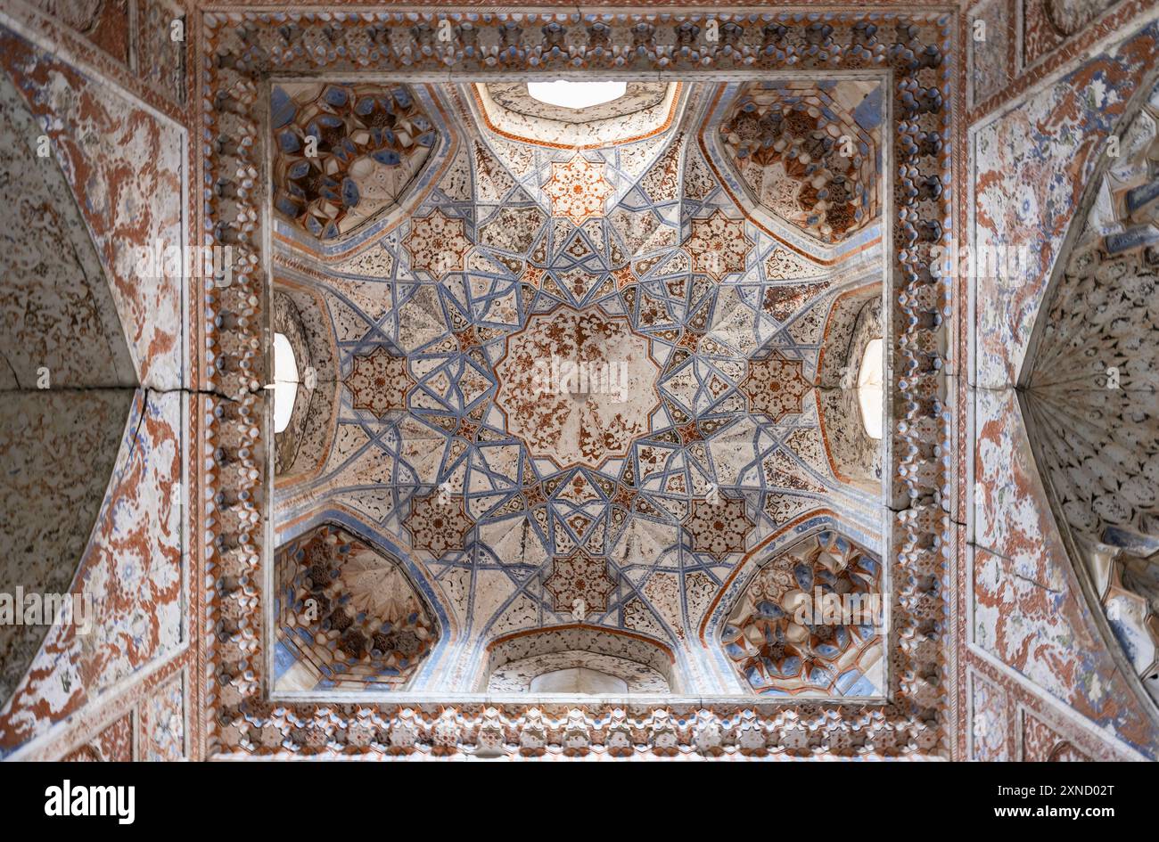 Soffitto della moschea invernale di Abdulaziz Khan Madrasah, un'antica madrassah a Bukhara, Uzbekistan. Fu costruito nel 1652-1654 Foto Stock