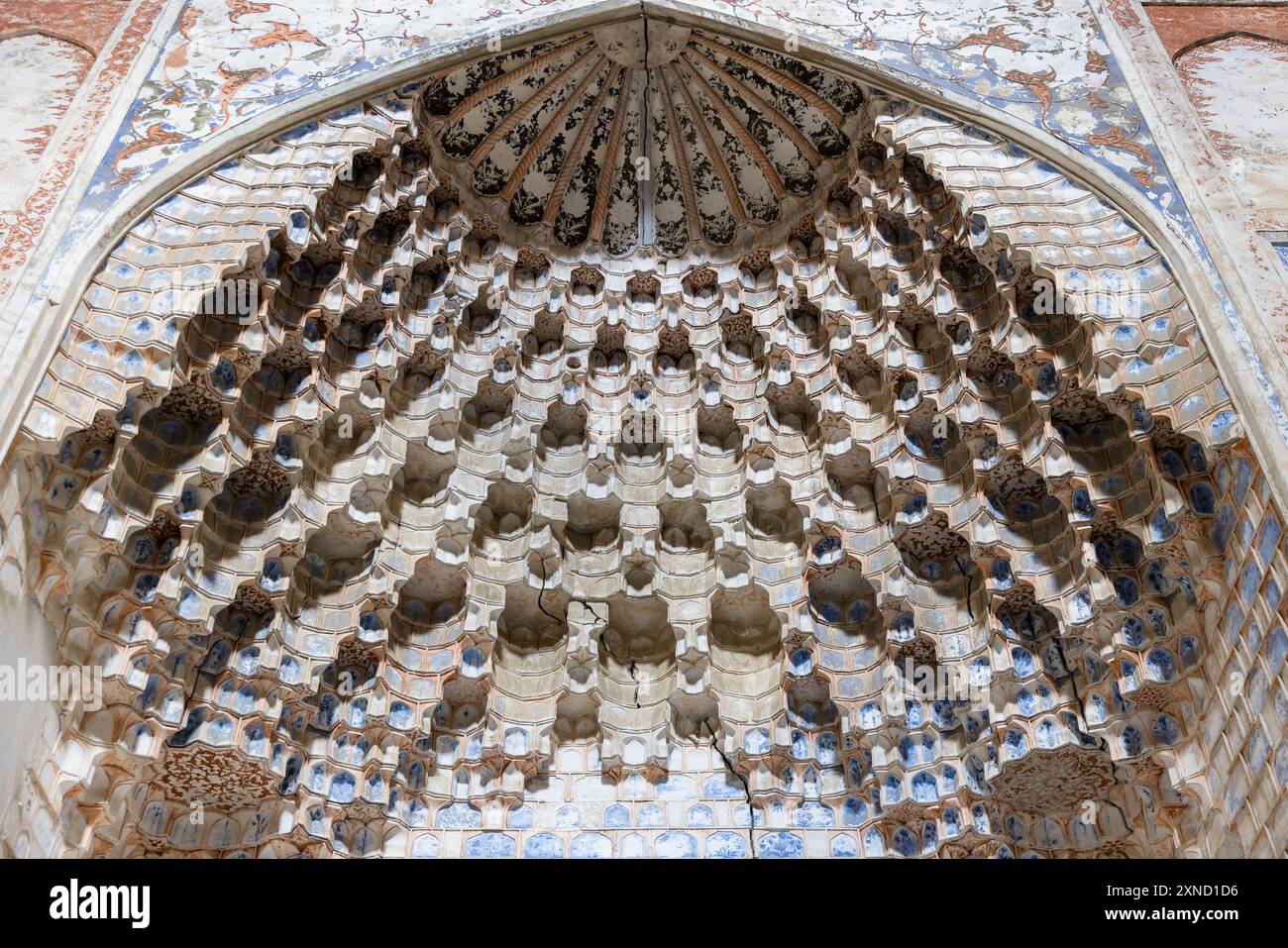 Mihrab nella moschea invernale della Madrasa Abdulaziz Khan, Bukhara, Uzbekistan. Fu costruito nel 1652-1654 Foto Stock
