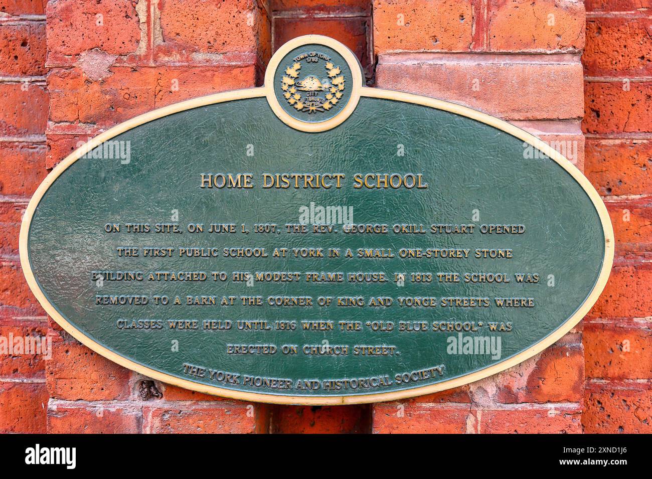 Toronto, Canada - 30 luglio 2024: Targa storica per la Home District School - la prima scuola pubblica di York Foto Stock